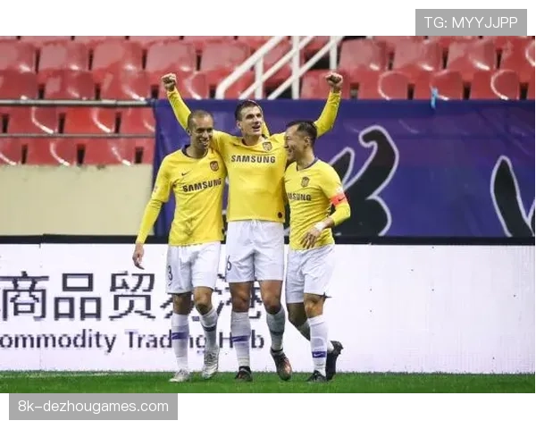 “山东泰山2-1绝杀上海申花，克雷桑点射完成梅开二度”