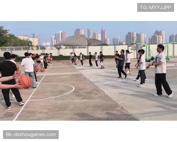 大学篮球理论课教授利用联盟提供的比赛原始镜头，让学生进行虚拟战术演练